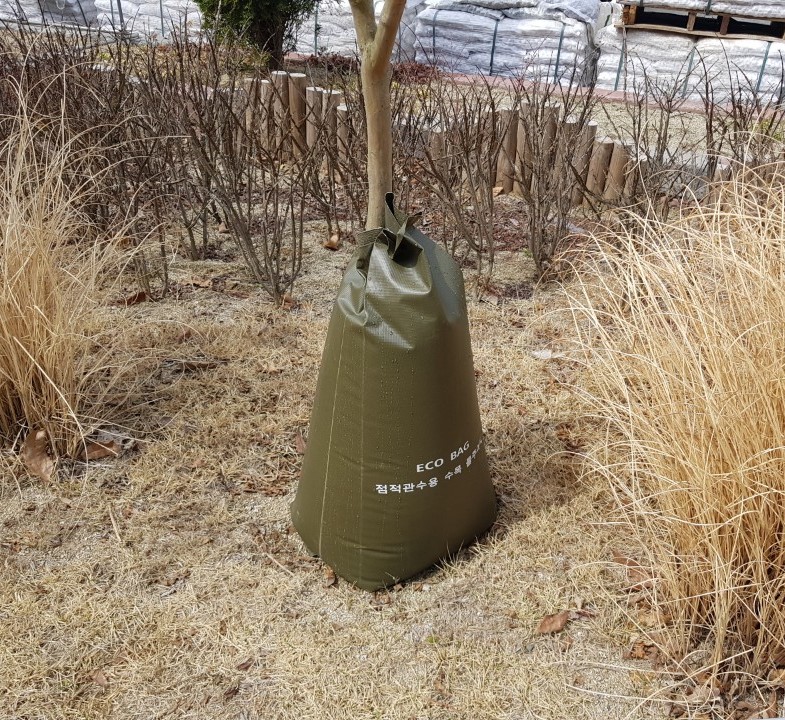 수목물주머니, 에코백(ECO BAG)-점적관수방식, 수목줄기채움형(지퍼부착). 70리터/용량, 재활용가능(특허디자인제품)